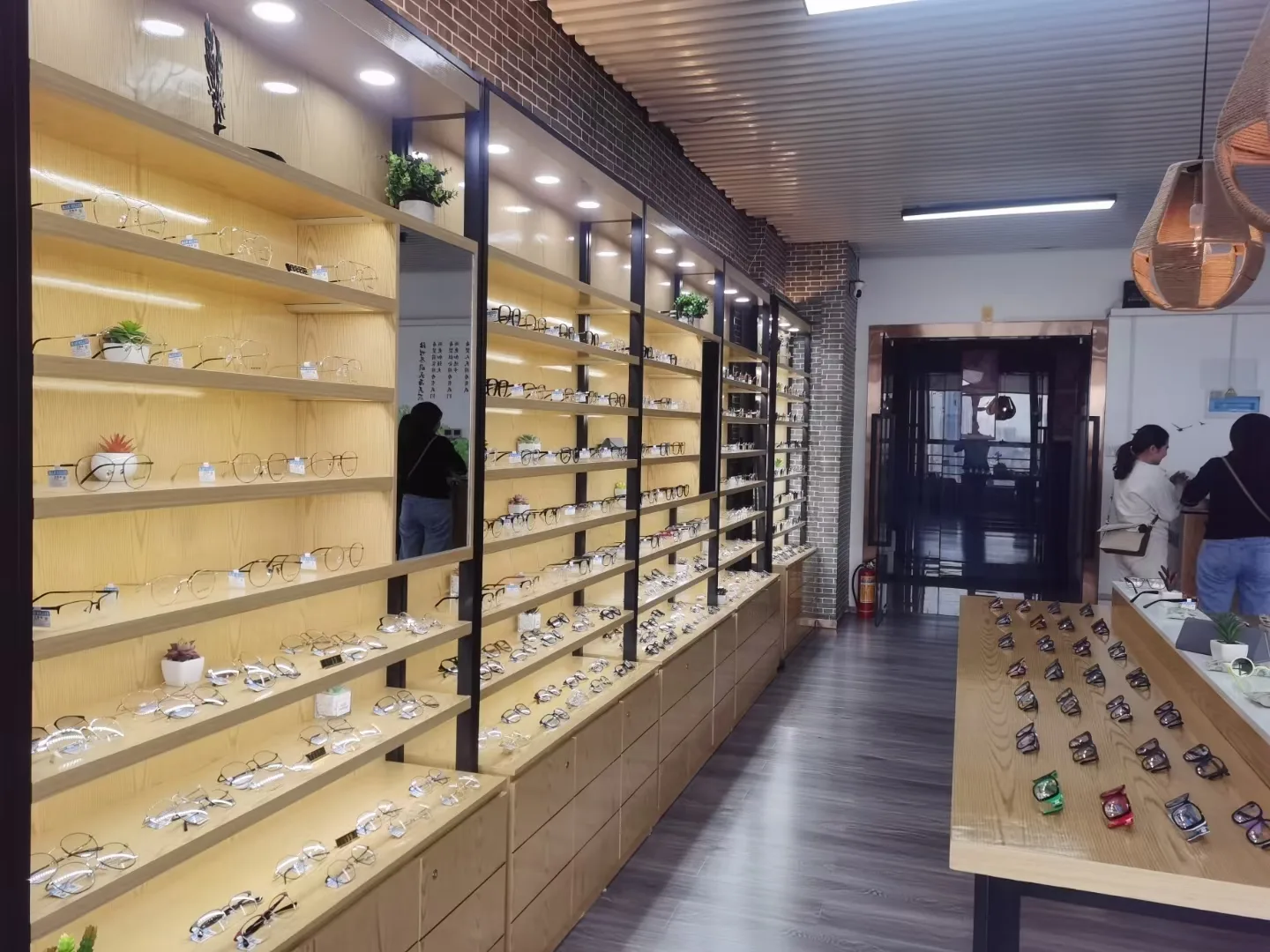 Salon z próbkami okularów dla kupujących hurtowo